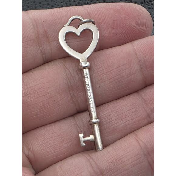 VINTAGE TIFFANY & CO. 925 STERLING SILVER HEART KEY PENDANT - Picture 1 of 9